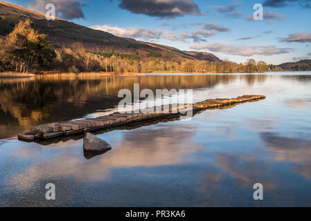 L'ancienne jetée à Kinlochard sur les rives du Loch Ard dans le parc national des Trossachs près de Aberfolye Banque D'Images