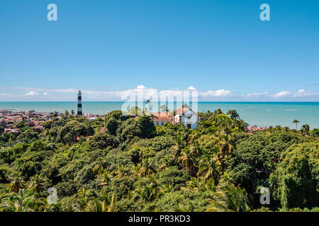 Vue aérienne d'Olinda Phare et église Notre Dame de grâce, l'Église catholique construite en 1551, entouré de palmiers, Olinda, Pernambuco, Brésil Banque D'Images