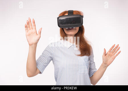 Happy young woman à l'aide d'un casque de réalité virtuelle Banque D'Images