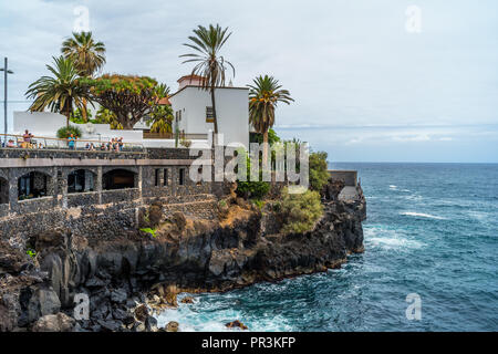 PUERTO DE LA CRUZ, ESPAGNE - 19 juillet 2018 : Quai d'une ville touristique populaire sur l'île de Tenerife, Îles Canaries. Banque D'Images