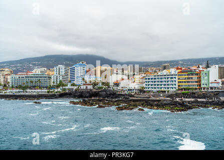 PUERTO DE LA CRUZ, ESPAGNE - 19 juillet 2018 : Quai d'une ville touristique populaire sur l'île de Tenerife, Îles Canaries. Banque D'Images