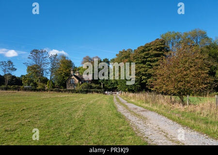 Piste cendrée qui fait partie de la la Pennine Way, près de Wortley, South Yorkshire, en Angleterre, dans le soleil de l'été Banque D'Images