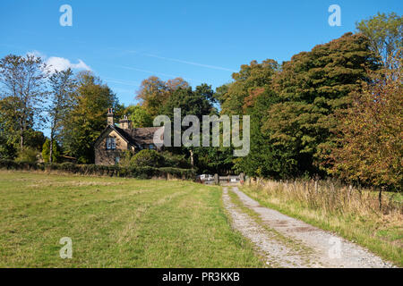 Piste cendrée qui fait partie de la la Pennine Way, près de Wortley, South Yorkshire, en Angleterre, dans le soleil de l'été Banque D'Images