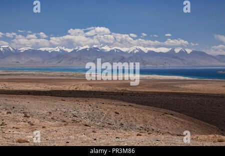 Prend des images à distance sur la route du Pamir, du col Kyzyl-Art sur route vers le lac Karakul dans Tajikiestan Banque D'Images