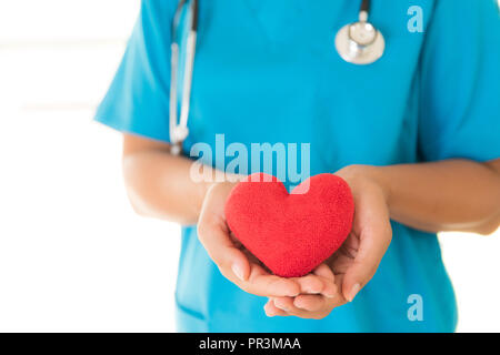 Médecin hands holding red Heart. Concept de la santé. Banque D'Images