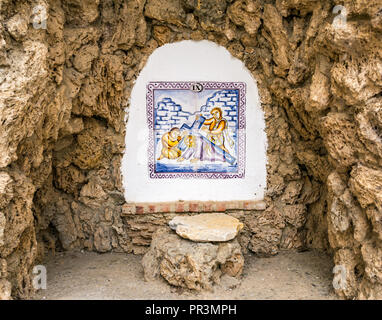 Carreaux de céramique colorée sur le mur représentant la foi catholique neuvième station de la croix, Salares, Axarquía, Andalousie, Espagne Banque D'Images