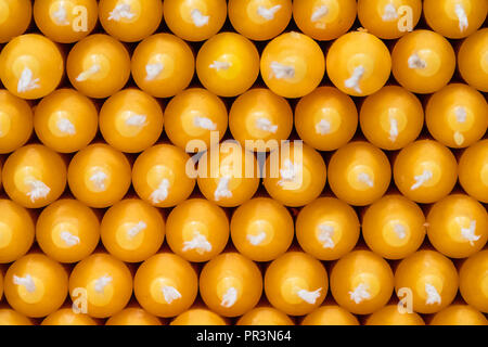 Paraffine jaune stick bougies disposées sur des étagères dans un magasin Banque D'Images