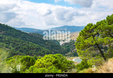 La randonnée en vélo 249 gr avec valley et de l'eau réservoir pour la lutte contre l'incendie, le Parc Naturel Sierras de Tejeda, Salares, Axarquía, Andalousie, Espagne Banque D'Images