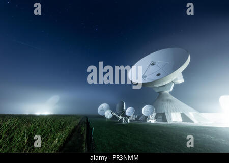 Les antennes paraboliques à Raisting earth station dans une nuit de brouillard Banque D'Images