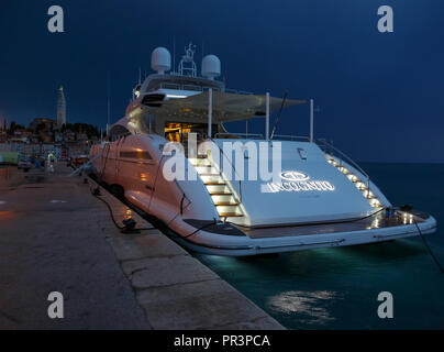 Bateau Yacht sur visite de Rovinj, vieille ville en arrière-plan Banque D'Images