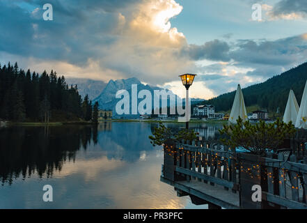 Coucher du soleil Vue d'été du Parc National du lac de Misurina Tre Cime di Lavaredo Dolomites Banque D'Images