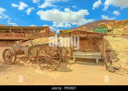 Calicot, CA, USA - 15 août 2018 : Old Wooden wagon au parc à thème de cow-boy. Le calicot a été désigné comme État d'argent Rush Ville Fantôme de Californie.La ville minière est près de Barstow, Comté de San Bernardino. Banque D'Images