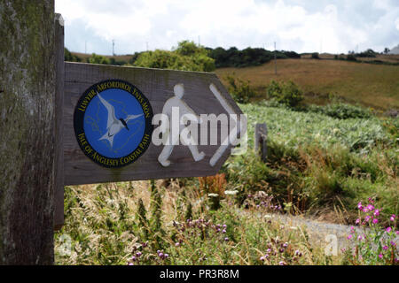 Panneau en bois pour l'île d'Anglesey Sentier du littoral entre Bull Bay & Wen Porth, Pays de Galles, Royaume-Uni. Banque D'Images