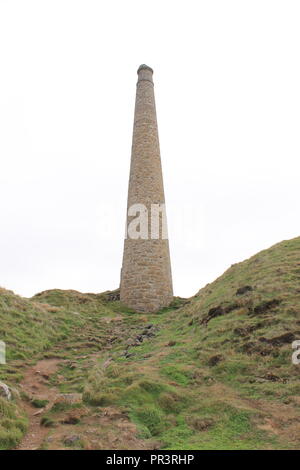 Un grand tour de cheminée d'une ancienne mine d'étain à Botallack, Cornwall Banque D'Images