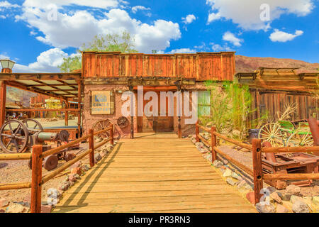 Calicot, CA, USA - 15 août 2018 : Ancien bâtiment en bois dans le parc à thème de cow-boy. Le calicot a été désigné comme État d'argent Rush Ville Fantôme de Californie.La ville minière est près de Barstow, Comté de San Bernardino. Banque D'Images