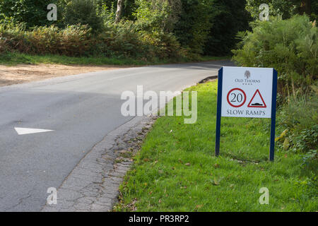 Ralentisseur et avertissement sur la route menant au vieux Thorns golf club and Spa resort avec 20 mph limite de vitesse, Hindhead, Hampshire, Royaume-Uni Banque D'Images