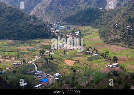 Un petit village entouré de montagnes dans un secteur rural Banque D'Images