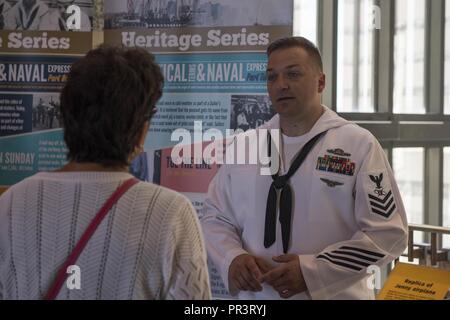 ST. PAUL, au Minnesota (22 juillet 2017) - Spécialiste de la communication de masse 1re classe Clifford L. H. Davis, attribué à l'histoire et du patrimoine Naval Command, traite de l'histoire et du patrimoine naval avec les visiteurs de la Minnesota Historical Society au cours de Minneapolis/St. Semaine Marine Paul. Les programmes de la Semaine de la marine servent de l'effort de diffusion principal de la Marine dans des régions du pays sans une importante présence de la marine, avec 195 semaines de la marine tenue à 71 villes des États-Unis. Banque D'Images