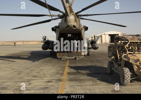 Les Marines américains avec la société Echo, 2e bataillon du 1er Régiment de Marines et de la Marine, de l'Escadron d'hélicoptères lourds (HMH-464) La masse d'Air Maritime Task Force-8 (MAGTF-8) se prépare à charger un utilitaire véhicule tout terrain (VTT) dans un hélicoptère CH-53 Super Stallion dans le cadre de la Cours d'assaut aérien répétition générale au cours de l'exercice de formation intégrée (ITX) 5-17 au Marine Corps Air Ground Combat Center, Twentynine Palms, Californie, le 23 juillet 2017. Le but de l'ITX est de créer un environnement d'entraînement réaliste, qui produit des forces prêtes au combat capable de fonctionner comme un système intégré de MAGTF. Banque D'Images