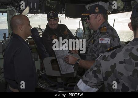 CORAL SEA (22 juillet 2017) Le capitaine Larry McCullen (centre), commandant de l'assaut amphibie USS Bonhomme Richard (DG 6), parle avec, le capitaine George Doyon (à gauche), l'Escadron amphibie, Commodore 11, et de la Royal Australian Navy Capt Guy Holthouse, commandant du combat naval pour le Talisman Saber 2017 Force amphibie combinée, sur la passerelle du navire au cours d'un groupe de navires au cours de voile Sabre Talisman 17. Talisman Saber est une bi-AMÉRICAINE exercice bilatéral australien qui a eu lieu au large des côtes de l'Australie visant à réaliser l'interopérabilité et de renforcer l'alliance de l'Australie. Banque D'Images