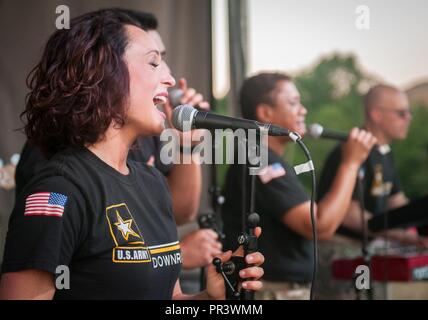 Le Sgt. 1re classe Martha Krabill, un chanteur de l'US Army Band Downrange, effectue de Scouts au sommet Bechtel Réserver près de Glen Jean, W.Va., 25 juillet 2017. Le Jamboree National 2017 est fréquentée par 30 000 scouts, chefs de troupes, les bénévoles et les membres du personnel professionnel, ainsi que plus de 15 000 visiteurs. Environ 1 200 militaires du ministère de la Défense nationale et la garde côtière des États-Unis sont de fournir un soutien logistique pour l'événement. Banque D'Images