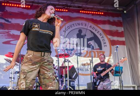 Le Sgt. 1re classe Martha Krabill, un chanteur de l'US Army Band Downrange, effectue de Scouts au sommet Bechtel Réserver près de Glen Jean, W.Va., 25 juillet 2017. Le Jamboree National 2017 est fréquentée par 30 000 scouts, chefs de troupes, les bénévoles et les membres du personnel professionnel, ainsi que plus de 15 000 visiteurs. Environ 1 200 militaires du ministère de la Défense nationale et la garde côtière des États-Unis sont de fournir un soutien logistique pour l'événement. Banque D'Images