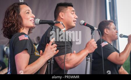 Le Sgt. 1re classe Martha Krabill, le s.. Erik tue, et le Sgt. Le major Christal J. Rheams, tous les chanteurs pour la U.S. Army Band Downrange, effectuer de Scouts au sommet Bechtel Réserver près de Glen Jean, W.Va., 25 juillet 2017. Le Jamboree National 2017 est fréquentée par 30 000 scouts, chefs de troupes, les bénévoles et les membres du personnel professionnel, ainsi que plus de 15 000 visiteurs. Environ 1 200 militaires du ministère de la Défense nationale et la garde côtière des États-Unis sont de fournir un soutien logistique pour l'événement. Banque D'Images