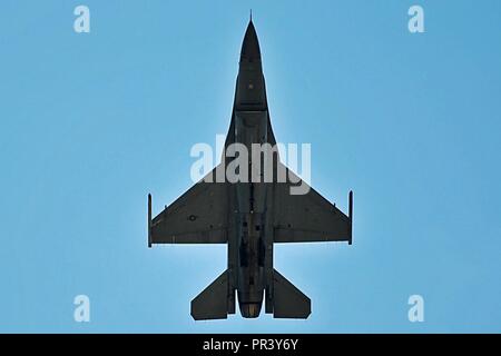 Un U.S. Air Force F-16CM Fighting Falcon, piloté par le Major John "Rain" des eaux, de l'Air Combat Command F-16 Viper et commandant de l'équipe de démonstration pilote, effectue une pratique de l'antenne chez Shaw Air Force Base, S.C., le 28 juillet 2017. L'équipe fait des manoeuvres aériennes de précision pour démontrer l'aptitude au combat de l'un de l'Armée de l'air américaine multi-rôle de premier plan de chasseurs, l'F-16 Fighting Falcon. Banque D'Images