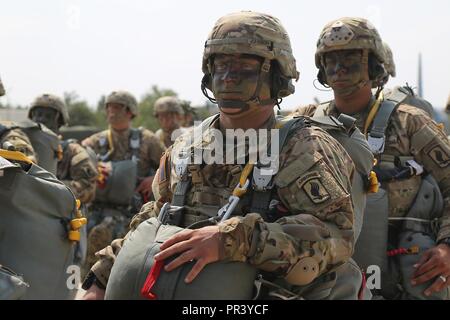 L'ARMÉE AMÉRICAINE Pvt. Kevin Johnson, Battle Company, 2e bataillon du 503e Régiment d'infanterie (Airborne), 173ème Infantry Brigade Combat Team (Airborne), attend pour charger l'avion au cours d'une opération aéroportée, la formation combinée Tbilissi, en République de Géorgie, le 30 juillet 2017. Partenaire Noble 17 prend en charge la Géorgie dans la conduite de la station d'accueil la formation de son deuxième Force de réaction de l'OTAN (NRF) contribution. Partenaire Noble permettra d'améliorer encore les FRO et Concept de capacités opérationnelles de l'interopérabilité et l'état de préparation afin de soutenir la stabilité régionale. Banque D'Images