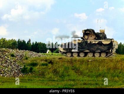 Un M2A3 Bradley pour équipage de véhicule de combat avec le Chaos Company, 1er Bataillon, 68e Régiment Blindé armure, 3e Brigade Combat Team, 4e Division d'infanterie, s'engage dans une cible lors d'un exercice de tir réel de peloton à la zone d'entraînement Grafenwoehr, Allemagne, le 28 juillet, 2017. 1er Bn., 68e Régt. d'armure est de tester l'état de préparation de l'entreprise tandis que la formation dans le cadre de la participation du bataillon en 3/4 de l'ABCT Exercice de tir réel au cours de la Résolution IX combiné en août. Banque D'Images