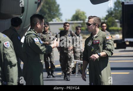 Le Capitaine Mark Bishop, KC-10 Extender commandant d'aéronef et des relations internationales Membre de l'équipe, les membres de l'accueille 251 e Escadron, 5e Escadre de la mobilité de l'air, Base aérienne de Gimhae, Busan, République de Corée, après leur arrivée à la mobilité d'un tuteur, Joint Base Lewis-McChord, dans l'État de Washington, le 29 juillet 2017. Les membres de l'équipage de l'Escadron 251, 5e Escadre de chasse, Seoul Air Base, Busan, Corée du Sud, attendre pour sécuriser leurs hélices avions après leur arrivée à la mobilité d'un tuteur, Joint Base Lewis-McChord, le 9 juillet 2017. Plus de 3 000 soldats, marins, aviateurs, marines et les partenaires internationaux ont convergé sur la Banque D'Images