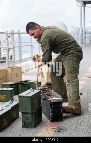 Océan Pacifique (31 juillet 2017) lance le Cpl. Rudy Lopez, un natif de Los Angeles, affecté à la 15e unité expéditionnaire de marines à bord du navire d'assaut amphibie USS America (LHA 6), charge une mitrailleuse Browning de calibre .50 avec cartouche de munitions sur le pont d'envol du navire. Amérique latine, une partie de l'Amérique du groupe amphibie, à 15e Marine Expeditionary Unit, fonctionne dans la région du Pacifique Indo-Asia de renforcer les partenariats et de servir de prête-réponse vigueur pour tout type d'éventualité. Banque D'Images