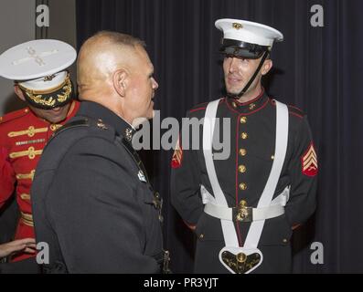 Commandant de la Marine Corps le général Robert B. Neller, gauche, parle avec le Sgt. Kenneth J. Newton, couleur sergent de la Marine Corps, après avoir défilé et soirée chez Marine Barracks Washington, Washington, D.C., le 28 juillet 2017. Neller hébergé la parade et l'Armée de l'air Chef de cabinet Le Général David L. Goldfein est l'invité d'honneur. Banque D'Images