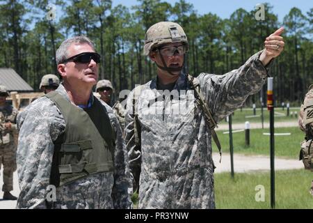 Le capitaine Derrick Jerke, 1st Armored Brigade Combat Team, 3e Division d'infanterie, à droite) explique les détails de la conduite de tir à Red Cloud Une gamme au membre du Congrès Earl L. 'Buddy' Carter, représentant américain du 1er District de Géorgie, au cours de sa visite à la 3ème Division d'infanterie Juillet 31,2017, sur Fort Stewart, en Georgie. Carter s'est entretenu avec les membres de l'équipe ARMOR, s'est rendu avec des membres des familles des militaires et tourné à partir d'un réservoir sur un nuage rouge gamme de réservoir dans le cadre de sa visite. Banque D'Images