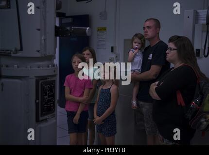 PEARL HARBOR (31 juillet 2017) - Les membres de la famille Centre de formation navale sous-marine du Pacifique (NSTCP) marins d''un simulateur de formation des sous-mariniers pendant l'NSTCP Tiger Cruise. Banque D'Images