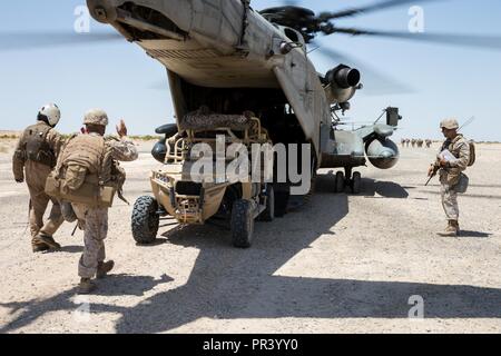 Les Marines américains avec la société Echo, 2e Bataillon, 1e Régiment de Marines, le Groupe de travail air-sol marin-8 (MAGTF-8), charger un utilitaire véhicule tout terrain (VTT) dans un CH-53 Super Stallion avant d'entreprendre un cours d'assaut aérien au cours de l'exercice de formation intégrée 5-17 (ITX) sur le Marine Corps Air Ground Combat Center Twentynine Palms, Californie, le 29 juillet 2017. Le but de l'ITX est de créer un environnement d'entraînement réaliste, qui produit des forces prêtes au combat capable de fonctionner comme un système intégré de MAGTF. Banque D'Images