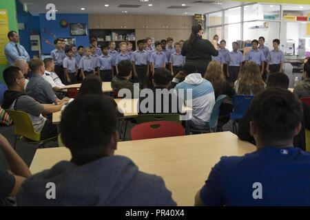 Le Brisbane Grammar School Student chœur chante pour la 31e unité expéditionnaire de Marines Marines et marins au cours d'une visite à l'école de Brisbane, Queensland, Australie, le 31 juillet 2017. Les Marines et les marins ont visité l'école lors d'une récente visite du port à Brisbane à parler aux étudiants au sujet de la culture américaine et de la vie dans l'armée. Visites portuaires sont un temps pour les Marines et les marins à se détendre pendant le MEU's de service déploiement dans l'ensemble du Indo-Asia-région du Pacifique. Banque D'Images