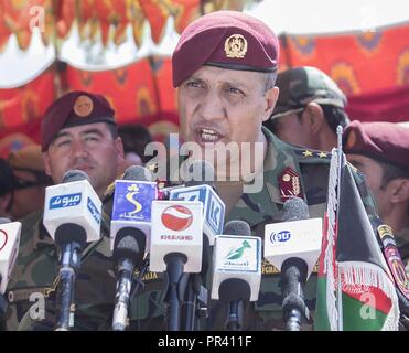 Kaboul, Afghanistan (août 3, 2017) - Le Col Khanullah Shuja, Mission nationale chef de brigade, prononce une allocution lors de la NMB cérémonie d'activation. L'Armée nationale afghane Special Operations Command activé le NMB 31 juillet à Kaboul pour soutenir le ministère de la défense des capacités stratégiques. Banque D'Images