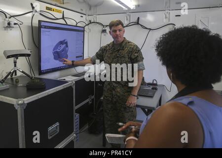 Le sergent du Corps des Marines des États-Unis. Ethan G. Maeder, Machinest, 2e Bataillon, maintenance logistique de combat Regiment 25, 2e Groupe Logistique Maritime, décrit l'élément de capacités d'impression 3-D au cours d'une installation de fabrication de expéditionnaire discussion sur Camp Lejeune, N.C., 1er août 2017. Le but de la discussion était de mieux comprendre les exigences d'une installation d'impression 3-D. Banque D'Images