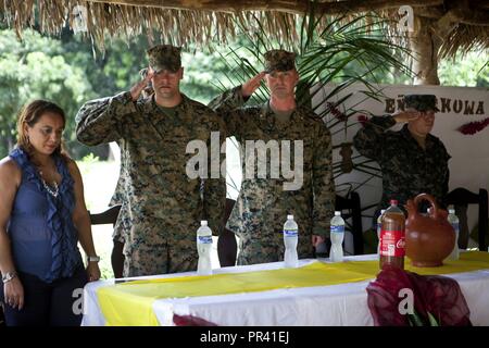 Le capitaine des Marines américain Jarrod D. Deitrich, gauche, le Honduras Plan du fonctionnaire responsable à la logistique, l'élément de combat air-sol marin à des fins spéciales Task Force - région Sud ; le Major des Marines des États-Unis Theodore R. Smith, officier responsable de la LCE, SPMAGTF-SC, et les membres de la table d'honneur salue l'U.S et drapeaux du Honduras comme le serment d'allégeance est joué au début de la cérémonie d'Elvira Tome Elementary School à Trujillo, le Honduras, le 27 juillet 2017. Les marines sont la conduite de projets d'amélioration des infrastructures dans les écoles de la région de Trujillo à la demande du gouvernement de Jose Gonzalez Gonzalez Banque D'Images