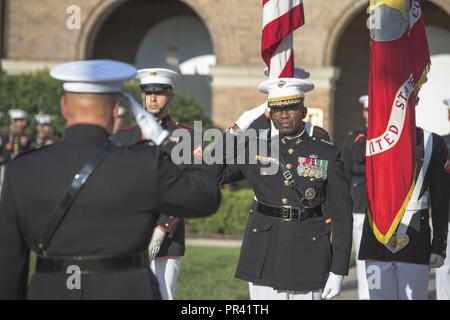 Le général du Corps des Marines des États-Unis Ronald L. Bailey, commandant adjoint des plans, politiques et opérations, rend hommage au cours de sa retraite, Marine Barracks Washington, Washington, D.C., le 31 juillet 2017. Bailey a pris sa retraite après 40 années de service dans le Corps des Marines des États-Unis. Banque D'Images