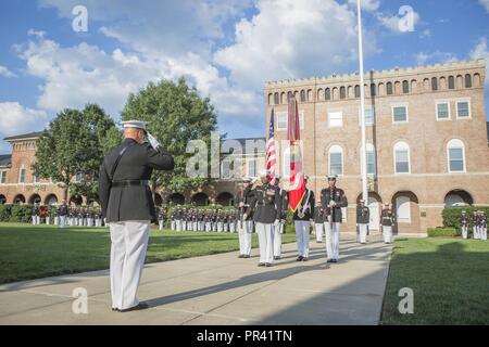 Le général du Corps des Marines des États-Unis Ronald L. Bailey, commandant adjoint des plans, politiques et opérations, rend hommage au cours de sa retraite, Marine Barracks Washington, Washington, D.C., le 31 juillet 2017. Bailey a pris sa retraite après 40 années de service dans le Corps des Marines des États-Unis. Banque D'Images