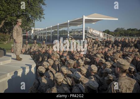 Le sergent d'artillerie du Corps des Marines des États-Unis. Jennifer L. Miehle parle aux recrues de la Compagnie Mike, 3e Bataillon d'instruction des recrues, et Oscar Société, 4e Bataillon d'instruction des recrues, après une cérémonie de l'emblème, le 22 juillet 2017, sur l'Île Parris, L.C. Après avoir reçu leur Eagle, Globe et d'emblèmes, de nouveaux marines se rassemblent autour de l'Iwo Jima statue de lever du drapeau pour se rappeler et honorer les Marines qui sont venus avant eux. Les deux entreprises sont prévue pour Juillet 28, 2017 études supérieures. Parris Island est le lieu d'entraînement des recrues du Corps des marines depuis le 1 novembre 1915. Aujourd'hui, environ 19 000 recrues proviennent de Parris Islan Banque D'Images