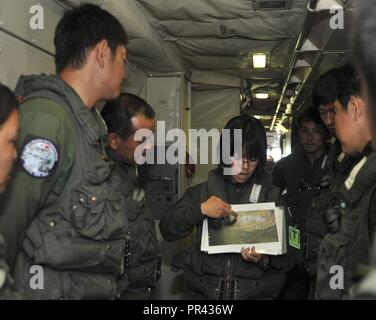 , YIGO Guam (28 juillet 2017) Le pilote d'un P3-C des avions de patrouille maritime Orion assigné au Japon d'autodéfense maritime Air Patrol Squadron (VP) 52 procède à une séance d'information de vol avant un vol de familiarisation en prévision de l'exercice 2017 GUAMEX. GUAMEX est une exercice de guerre anti-sous-marine menée dans les eaux entourant l'île. Les participants à l'exercice incluent les avions et les actifs de la Force d'autodéfense maritime japonais, la Royal New Zealand Air Force et la marine américaine. Banque D'Images