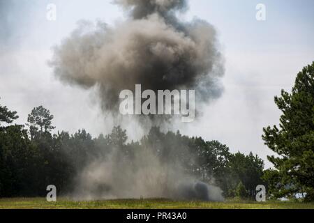 Une démonstration live explosés a lieu à l'École d'ingénieur du Corps des Marines, la démolition en cours de formation axés sur la carrière pour les aspirants de marine (CORTRAMID) Semaine, Camp Lejeune, N.C., 25 juillet 2017. Le but d'CORTRAMID consiste à exposer les étudiants aux possibilités de la flotte maritime Forces et générer un intérêt dans une commission du Corps des Marines. Banque D'Images