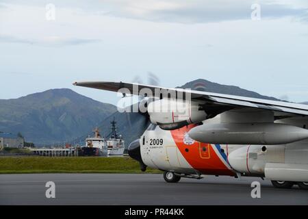 Une Garde côtière Air Station Kodiak HC-130J Super Hercules en taxi de l'équipage d'aire d'une piste à l'Air Station Kodiak, Alaska, le 6 septembre 2018. Depuis l'arrivée de la première Super Hercules à Kodiak, vols d'entraînement comme celui-ci sont utilisés par des équipages de recevoir des qualifications nécessaires et la formation pour rester prêt, pertinente et sensible. La Garde côtière américaine Banque D'Images