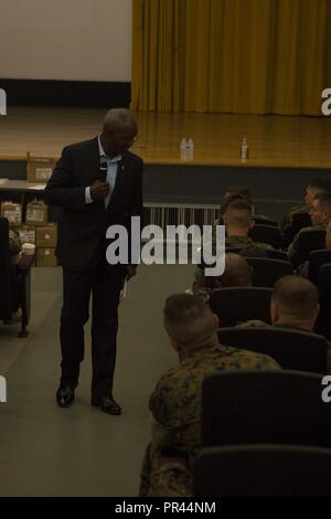 Le lieutenant général à la retraite Ronald Bailey Jr. parle de Marines et les marins le 6 septembre 2018, au cours d'un procès mais persévérante activité spéciale dans le camp de favoriser le théâtre, Okinawa, Japon. Bailey a parlé de la façon dont les valeurs essentielles sont la base d'un chef. Quand une personne vit par tous les expansions des valeurs de base, qui fait de lui un chef, mais un chef de file n'est efficace que lorsqu'il y a des gens avec eux. Banque D'Images