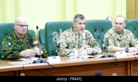 Le lieutenant général de l'armée américaine John Thomson (centre), commandant du Commandement de l'OTAN Allied Land (LANDCOM), ainsi que les représentants du Canada et de l'Ukraine en discuter les termes d'une lettre de coopération entre les forces terrestres de l'Ukraine et l'OTAN Commande Commande terrestres alliées lors d'une Trident, le 6 septembre au Centre de la sécurité internationale de maintien de près de l'viv, Ukraine. Banque D'Images