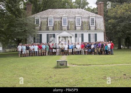 Les hauts dirigeants de la Garde nationale du Mississippi posent devant la maison historique de Moore, 8 septembre 2018, à l'époque coloniale National Historical Park à Yorktown, en Virginie, les dirigeants ont visité des sites historiques Yorktown et Williamsburg pour cette année, le trajet du personnel en vue d'en savoir plus sur l'histoire militaire. Banque D'Images