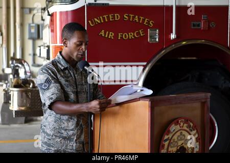 Le sergent de l'US Air Force. Devon Smith, 51e Escadron de génie civil l'incendie et d'urgence pompier plomb vol, lit les noms des intervenants qui ont donné leur vie en sauvant d'autres personnes le 11 septembre lors d'une cérémonie commémorative à Osan Air Base, République de Corée, le 11 septembre 2018. Smith et d'autres membres de la 51e SCÉ FES se relayaient pour lire chacune des 412 noms que la cérémonie a pris fin. Banque D'Images